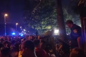 Koncert kasni, masa ljudi još nije ušla na Hipodrom! Ljudi preskaču ogradu, organizator: '20 tisuća ljudi stoji ispred...'
