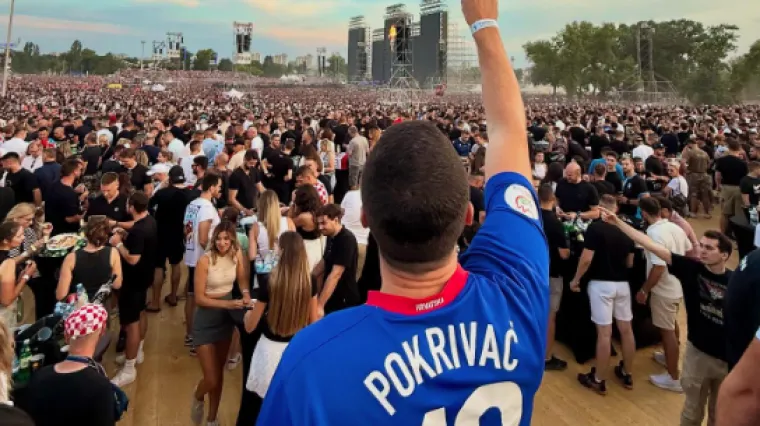 Kamere uhvatile slavnog Hrvata u Sinju koji je dobio otkaz zbog Thompsona: Evo što je radio i pjevao