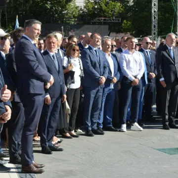 Tako blizu, a tako daleko: Milanović i Plenković položili vijence, pogledajte tko je još došao u Knin