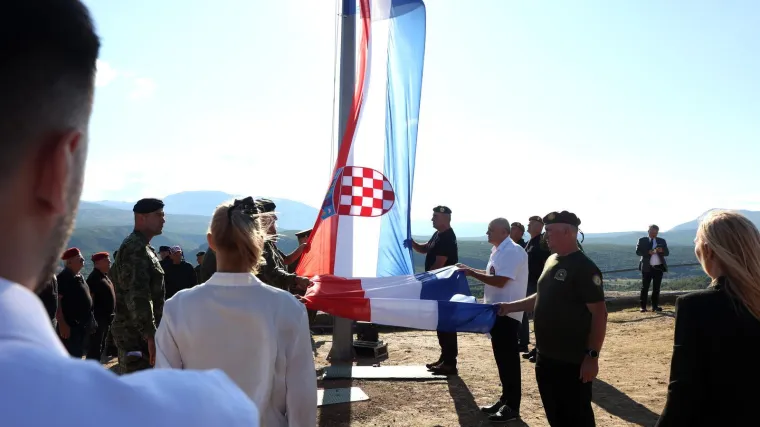 Hrvatski barjak se zavijorio: Ovo su veličanstveni prizori s Kninske tvrđave