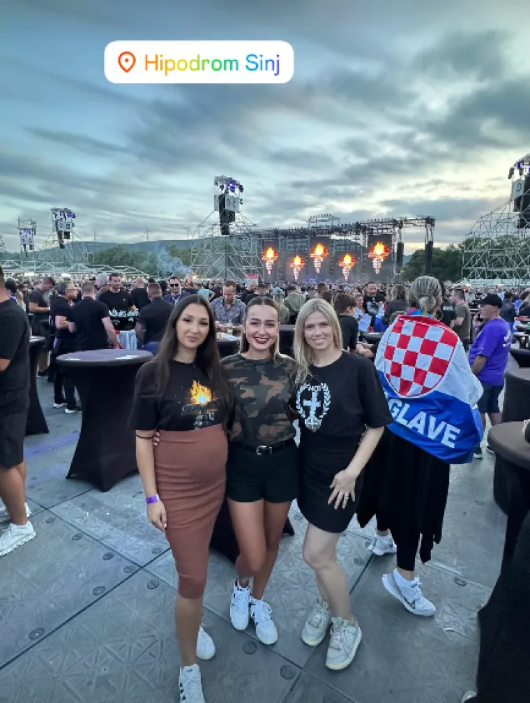 Thompsonova nećakinja zabavljala se na koncertu: U VIP-u uživala s prijateljima