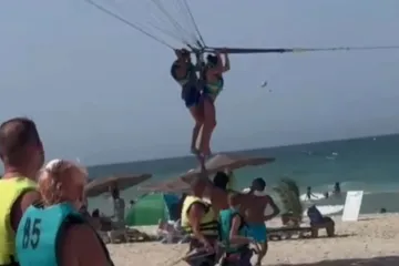 Žena (52) tvrdi da ju je instruktor parasailinga seksualno zlostavljao sto metara iznad mora