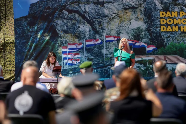 Tko je djevojka koja je glasom očarala Knin? Otpjevala 'Dajem ti srce' i oduševila publiku