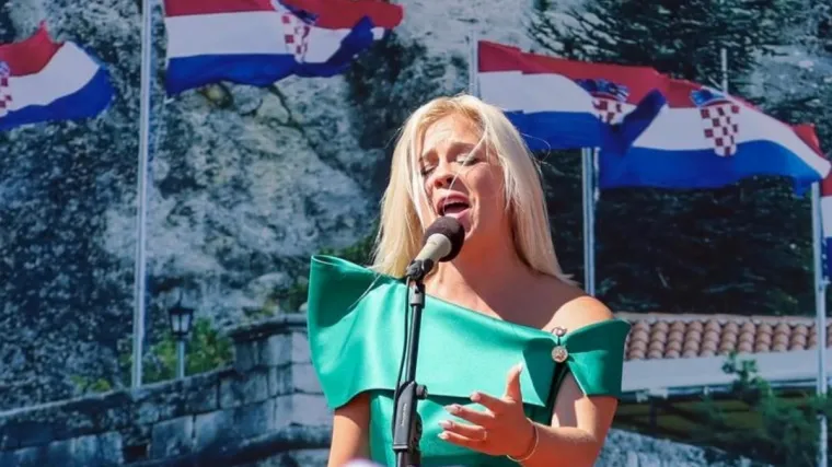 Tko je djevojka koja je glasom očarala Knin? Otpjevala 'Dajem ti srce' i oduševila publiku