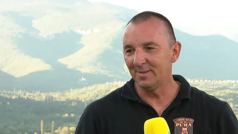 Mario Bilać skinuo je srpsku zastavu s kninske tvrđave: ‘Bili smo spremni srušit i jarbol samo da padne!’