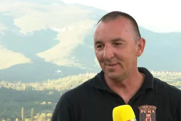 Mario Bilać skinuo je srpsku zastavu s kninske tvrđave: ‘Bili smo spremni srušit i jarbol samo da padne!’