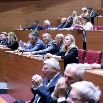 Koliko koštaju zastupnici? Uz plaću od 4.000 eura financirali smo im i hrpu ostalih troškova