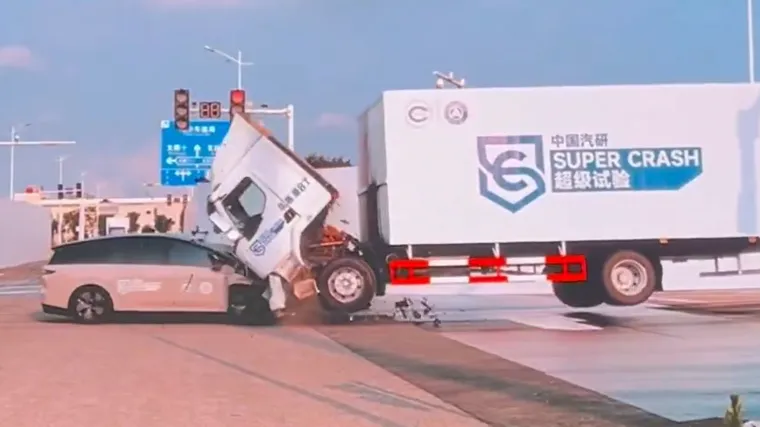 Je li ovo sudar stoljeća? SUV 'zgnječio' kamion od osam tona, test šokirao svijet!