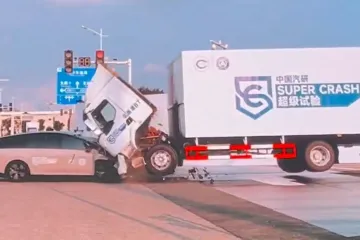 Je li ovo sudar stoljeća? SUV 'zgnječio' kamion od osam tona, test &scaron;okirao svijet!