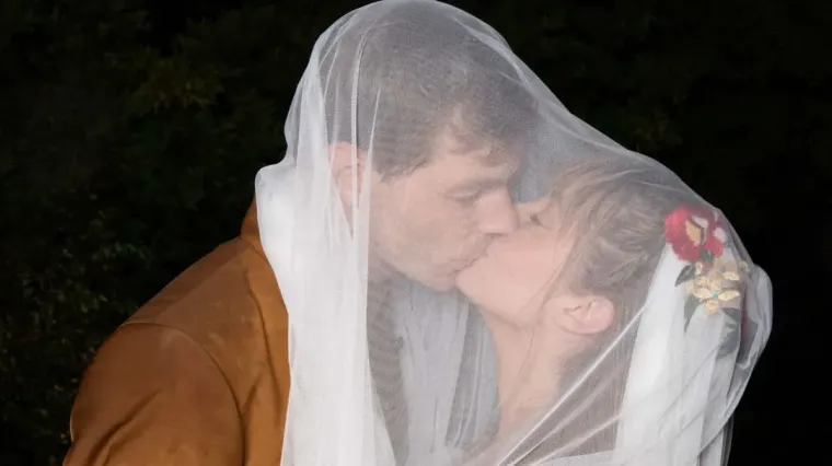 Neobična vjenčanica glumice odu&scaron;evila! Jagoda Kumrić i suprug objavili fotografije vjenčanja