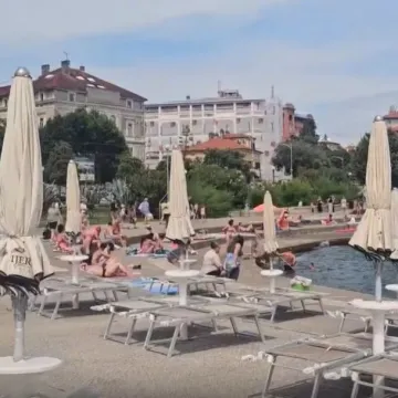 Žale se stranci, žale se domaći: Tko bi platio 120 eura za najam ležaljke?!