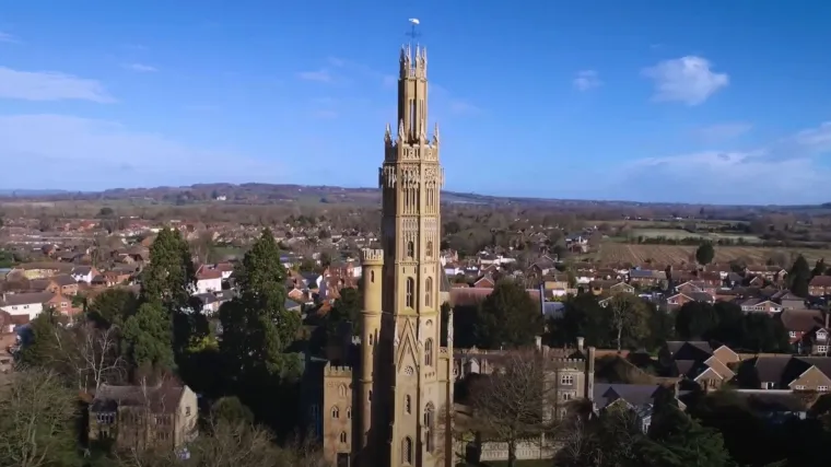 Biste li živjeli u najvišoj gotičkoj kuli na svijetu? Ambijent će vas očarati, a evo koliko vrijedi