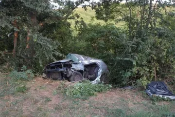 Mladi vozač (22) sletio u kanal i umro na mjestu: Smrskani auto završio na krošnji stabla