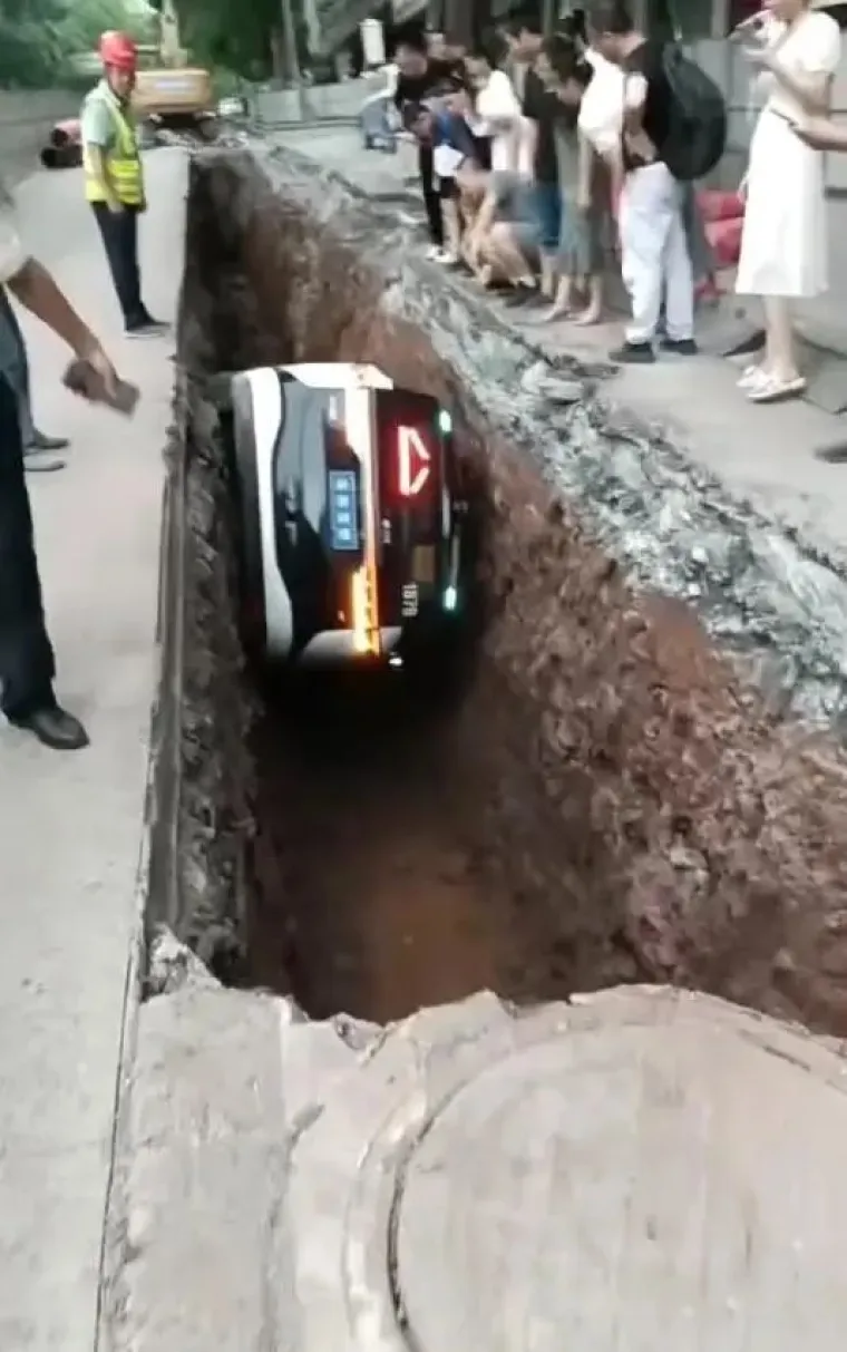 Robotaksi pao u rupetinu, ženu spa&scaron;avali ljestvama: Nikome nije jasno kako je ovo izveo