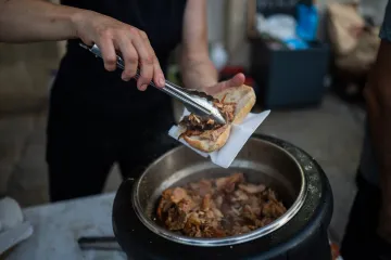 Poslužili im smrtonosni sendvič - troje mrtvih, 12 u bolnici! Istražitelji naciljali jedan kamion