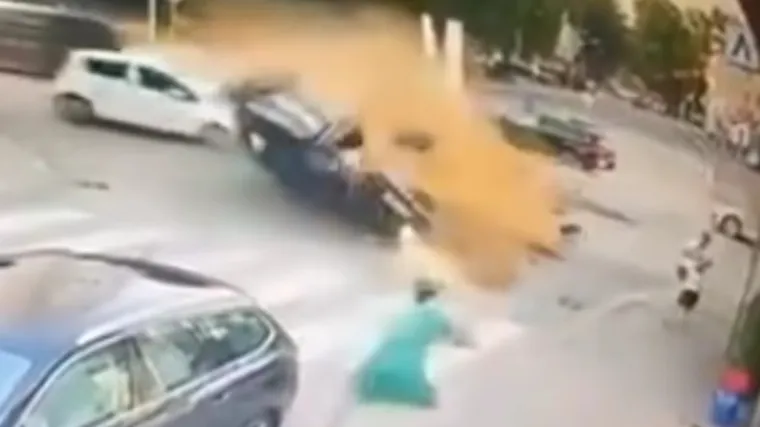 Auto se preokrenuo u zraku pa poletio prema ženi: Pogledajte kako je za dlaku izbjegla smrt