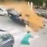 Auto se preokrenuo u zraku pa poletio prema ženi: Pogledajte kako je za dlaku izbjegla smrt