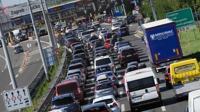 Zapalio se auto na A1! Posvuda kilometarske kolone, evo gdje je najgore