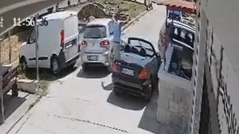 Kabriolet ostao bez vrata, pogledajte reakciju bijesnog vozača: 'Pajdo, vozi sada do limara'