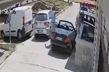 Kabriolet ostao bez vrata, pogledajte reakciju bijesnog vozača: 'Pajdo, vozi sada do limara'