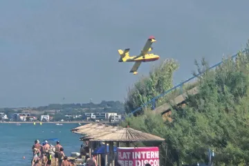Buknuli požari u Dalmaciji: Na terenu vatrogasci, dignut i kanader