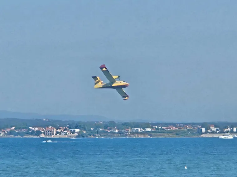 Buknuli požari u Dalmaciji: Na terenu vatrogasci, dignut i kanader