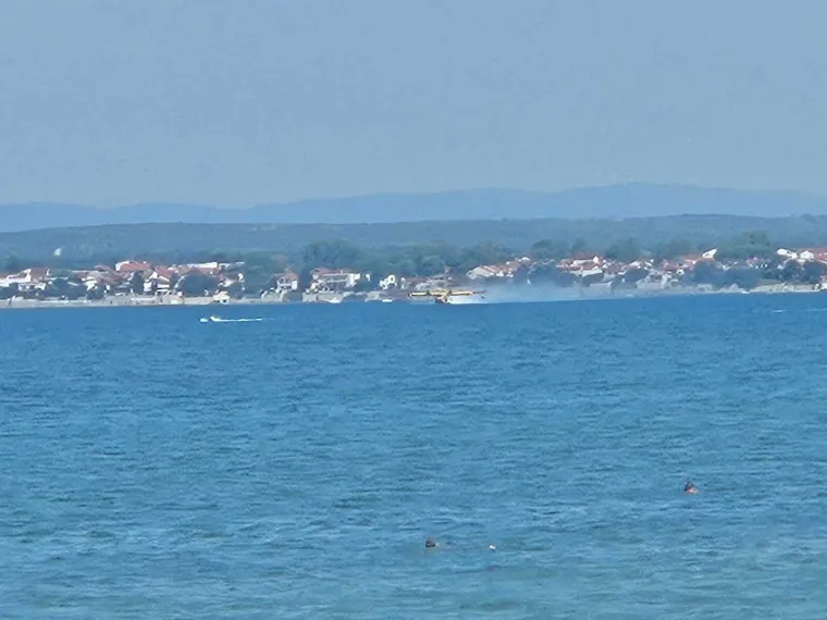 Buknuli požari u Dalmaciji: Na terenu vatrogasci, dignut i kanader