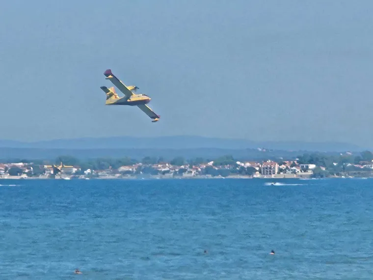 Buknuli požari u Dalmaciji: Na terenu vatrogasci, dignut i kanader