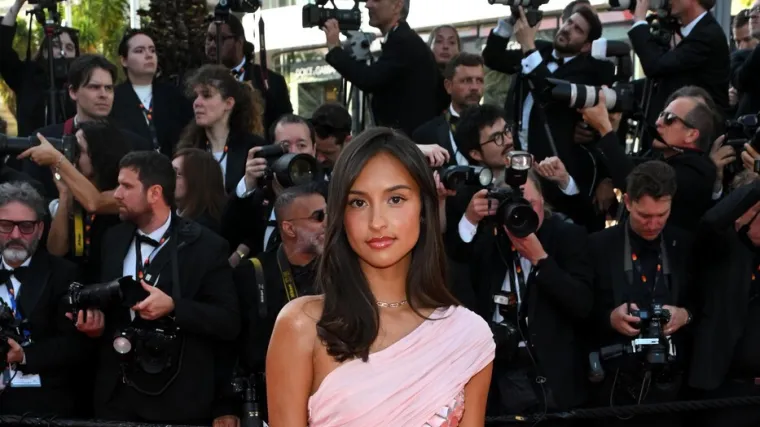 Tko je ljepotica koja ljubi slavnog vozača Formule 1? Završila je težak fakultet, a prepoznao ju je i Vogue