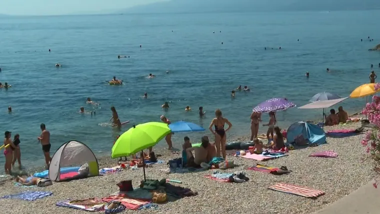 Pakleni dan u Rijeci: 35°C u podne, troje mrtvih, a obala i dalje prepuna 'junaka' koji prkose suncu