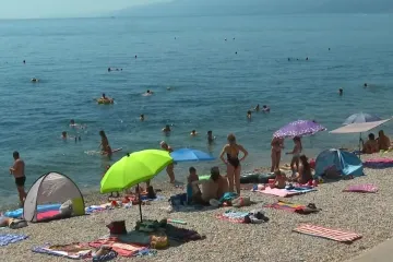 Pakleni dan u Rijeci: 35°C u podne, troje mrtvih, a obala i dalje prepuna 'junaka' koji prkose suncu