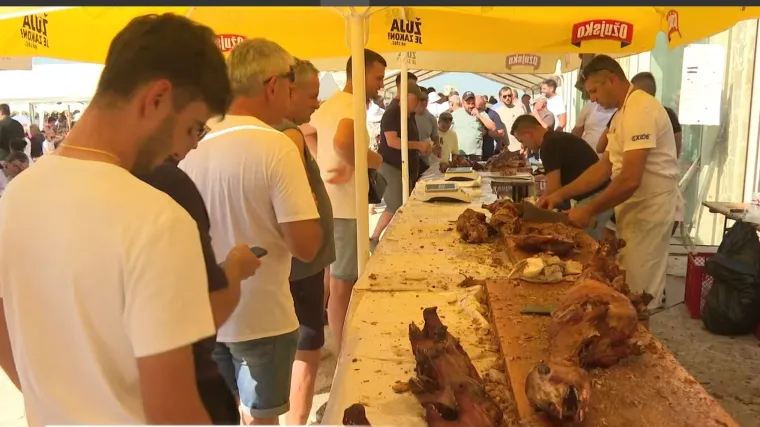 Vrućina prži, ali se janjetina vrti: Benkovac je kralj hrvatskih sajmova! Orilo ili gorilo, to se ne propušta