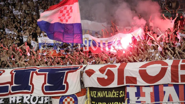 Torcida zapalila zastave tzv. Republike Srpske i skandirala 'Za dom spremni'!