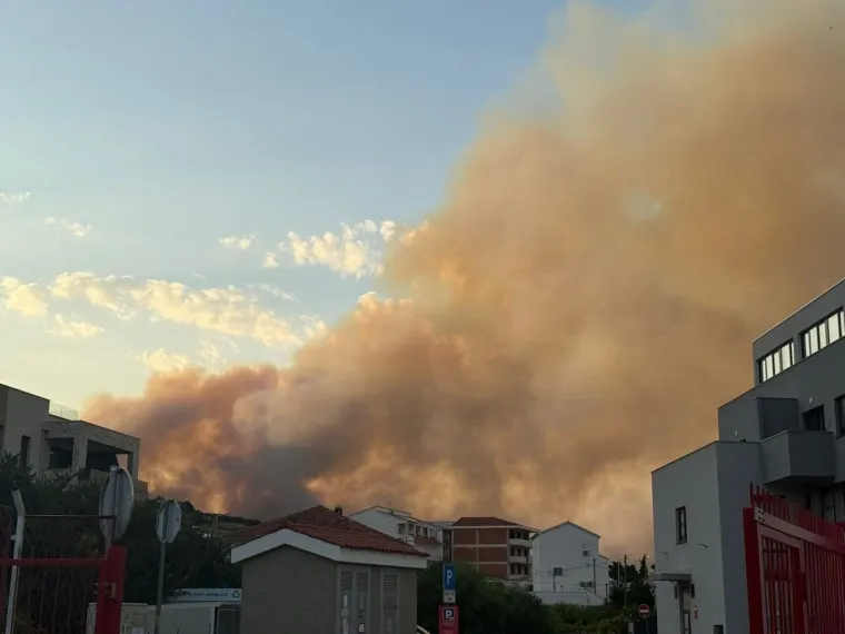 Strašni prizori velikog požara u Dalmaciji! Spašene kuće, više od 150 vatrogasaca se i dalje bori s buktinjom