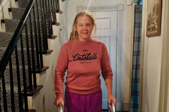 Amy Schumer završila na operacijskom stolu: Teško hoda, objavila fotografije