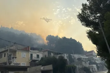 Strašni prizori velikog požara u Dalmaciji! Spašene kuće, više od 150 vatrogasaca se i dalje bori s buktinjom