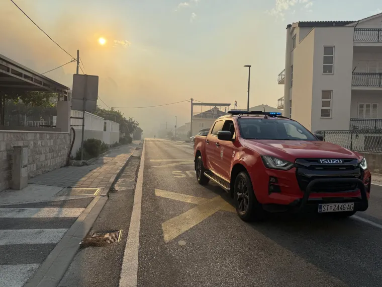 Strašni prizori velikog požara u Dalmaciji! Spašene kuće, više od 150 vatrogasaca se i dalje bori s buktinjom