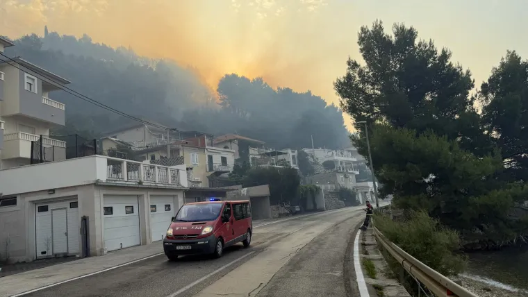 Strašni prizori velikog požara u Dalmaciji! Spašene kuće, više od 150 vatrogasaca se i dalje bori s buktinjom