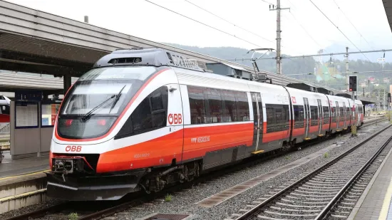 Samo je otišao na cigaretu: Držao se za brzi vlak koji dostiže munjevitih 230 kilometara na sat
