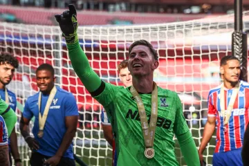 Donio je novi trofej Palaceu pa ušetao u pub i potpuno oduševio navijače