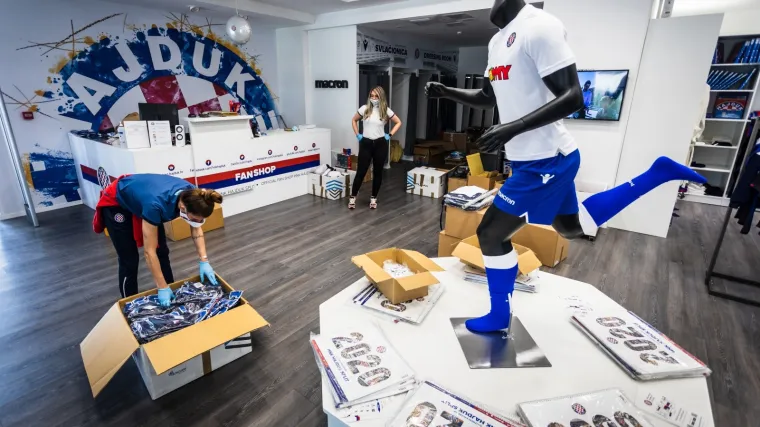 Hrabri uljez napravio paniku u fan-shopu Hajduka: Pogledajte kamo je stavio Dinamov grb