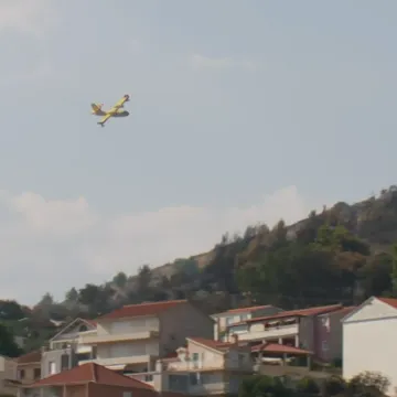 Usred noći veliki požar kod Omiša! Bježali mještani i turisti, jutros stigli kanaderi