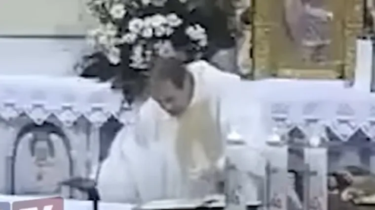 Svećenik teturao tijekom mise, u komentarima ga optužili da se odvalio od alkohola