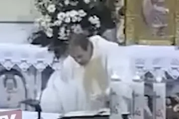 Svećenik teturao tijekom mise, u komentarima ga optužili da se odvalio od alkohola