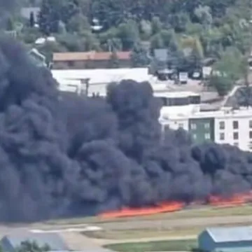 Pilot izgubio kontrolu i zabio se u mlažnjak prilikom slijetanja: Gusti crni dim prekrio aerodrom