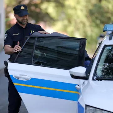 Ignorirao zabranu prilaska pa pokušao ubiti ženu: Čekićem i nožem nasrnuo na nju, svladali ga ukućani