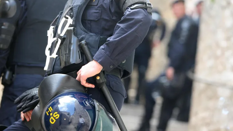 Prijetio pištoljem i bombom: Poslan odred specijalaca