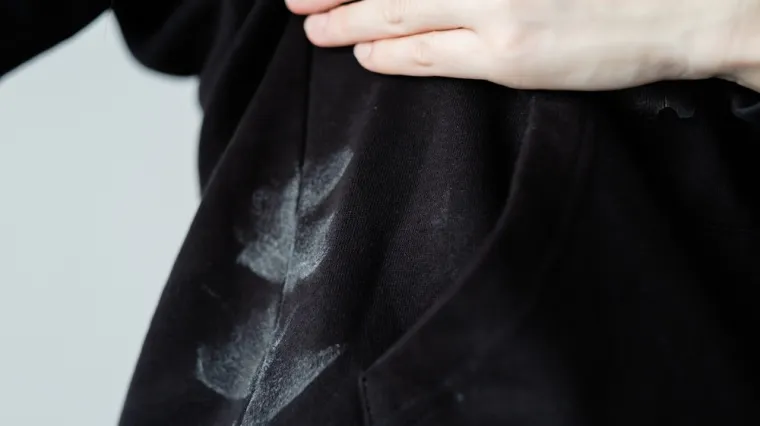 Učinkovito, jednostavno i lako: Uklonite mrlje od dezodoransa uz ovaj prirodni trik