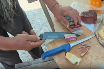 Ovdje se jaja mogu uzeti 'drive in', a na svakom koraku se nešto prži ili peče