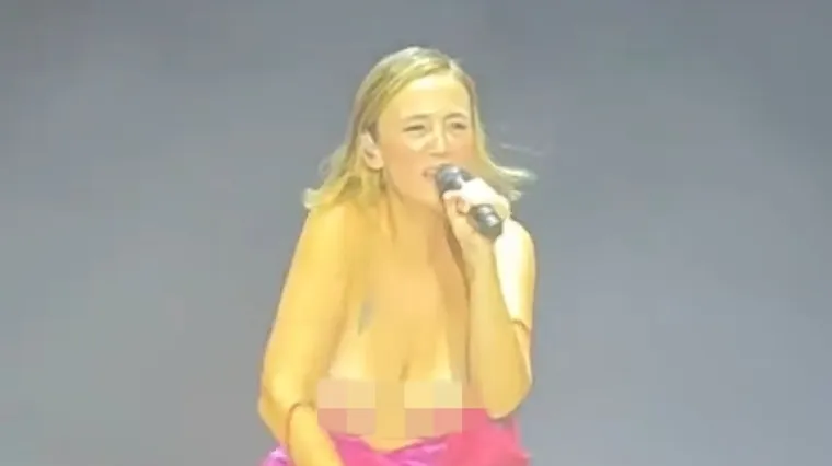 Za ovo treba imati hrabrosti! Popularna pjevačica pokazala grudi tijekom koncerta, fanovi u šoku